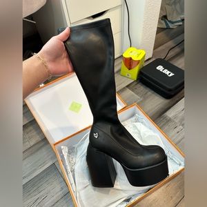 - in perfect shape. I bought them and never wore them. Only tried them on